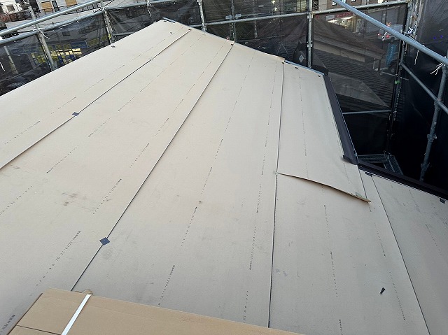 スレート屋根から横暖ルーフを使った屋根カバー工事を行いました！川口市屋根カバー工事　横暖ルーフαｓ　ニチハ　センタールーフ　スレートボロボロ　ガルバリウム鋼板　